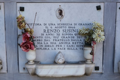 Sepolcro di Renzo Susini, vittima di una scheggia di granata, con fiori e una dedica commemorativa.
