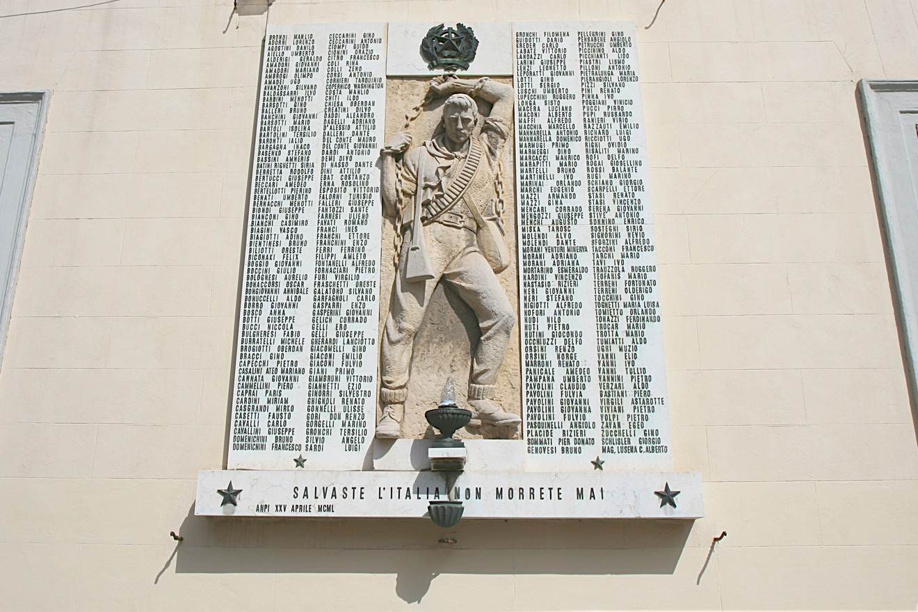 Lapide commemorativa dedicata ai caduti della Resistenza, con il monumento e i nomi dei defunti incisi.
