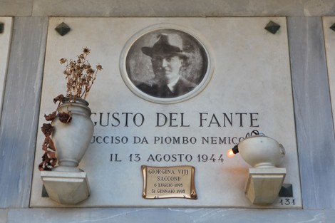 Sepolcro di Del Fante, marmo con foto e fiori secchi, in memoria del soldato ucciso nel 1944.