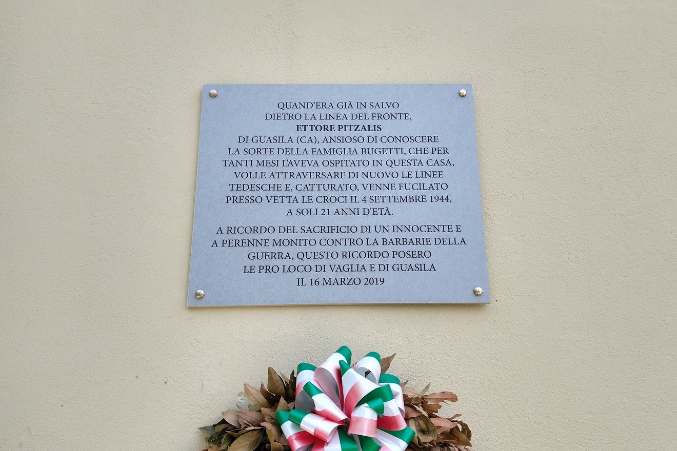 Lapide commemorativa a Pitzalis in memoria delle vittime della guerra, situata a Guspini, Sardegna.