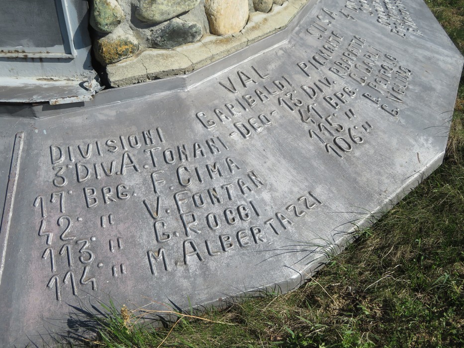 Monumento commemorativo alle brigate partigiane, simbolo di resistenza e lotta per la libertà.