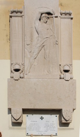 Lapide commemorativa con rilievo di un soldato a Boccadasse, dedicata ai caduti tra il 1840 e il 1945.