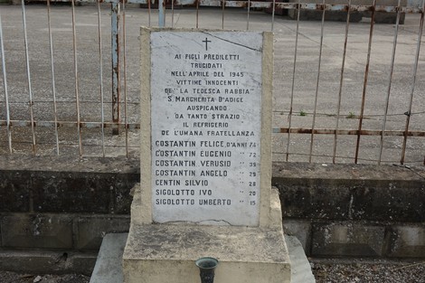 Cippo commemorativo dedicato alle vittime del 1945 della fattoria Costantin. Riconoscimento e memoria storica.