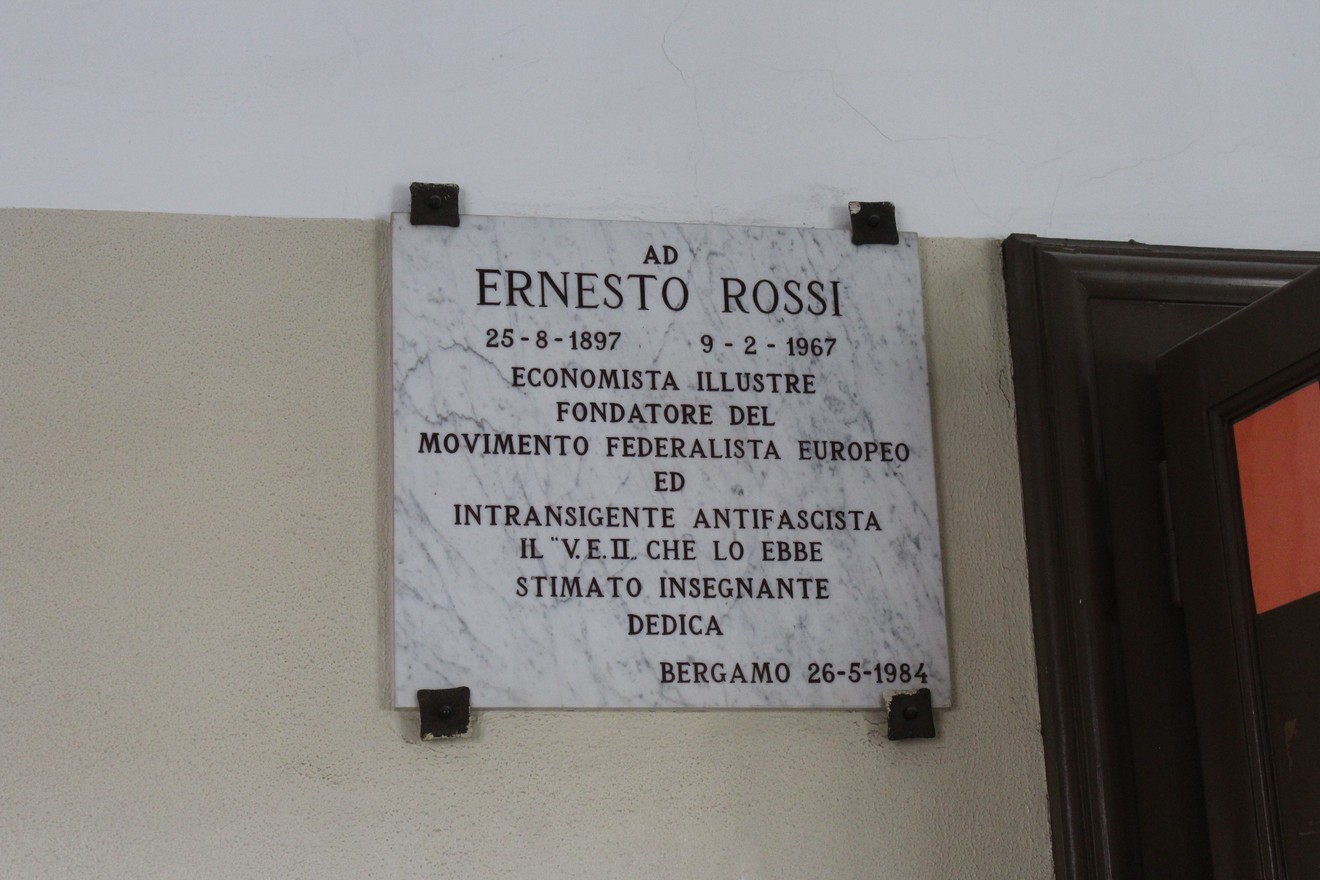 Lapide commemorativa a Ernesto Rossi, economista e fondatore del movimento federalista europeo, con dedica.