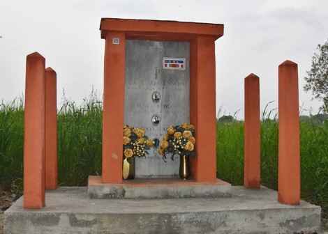 Monumento commemorativo ai fratelli Alboni, Camellini e Messori, con fiori decorativi e una cornice semplice.