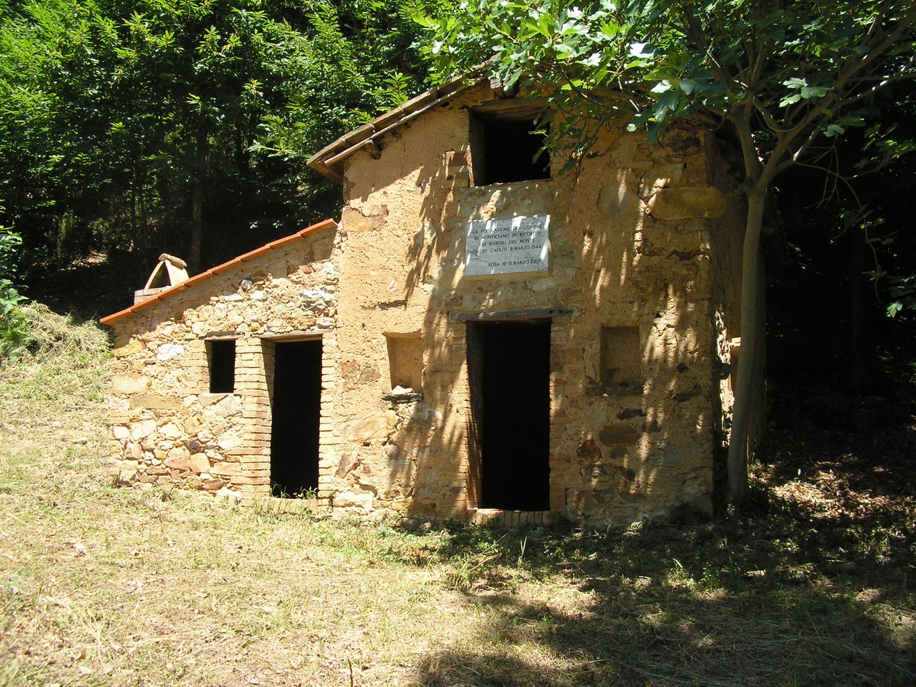 Lapide del Seccatoio di Monte Quoio: edificio rurale immerso nella natura, simbolo della tradizione locale.