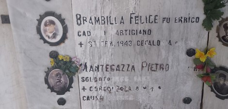 Lapidi commemorative dedicate ai caduti per la Libertà, con fotografie e nomi incisi.