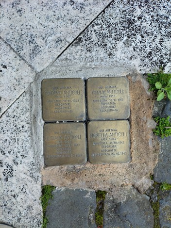 Pietre d'inciampo dedicate alla famiglia Anticoli, commemorando le vittime della persecuzione nazista.