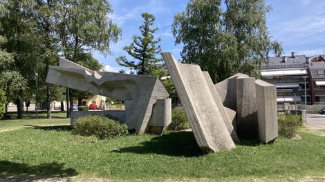Monumento alla Resistenza, scultura moderna che celebra la resilienza e la lotta per la libertà.