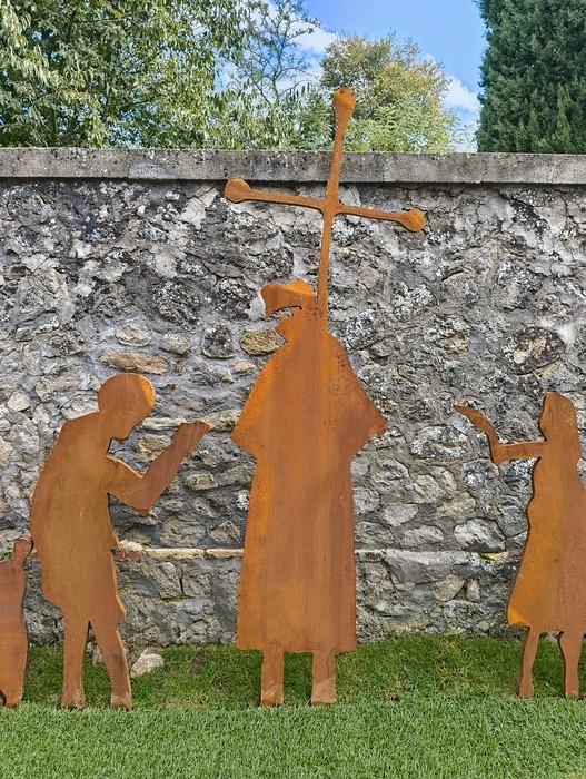 Scultura in ferro rappresentante personaggi lungo il "Percorso per Fornasini". Arte e natura si incontrano.