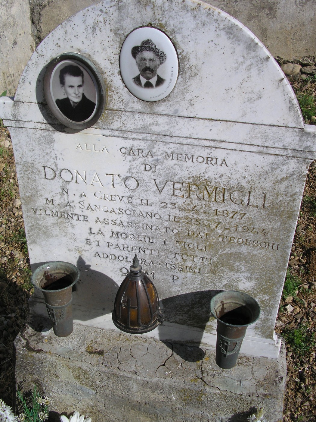 Sepolcro di Donato Vermigli, con lapide decorata e immagini commemorative, situato in un cimitero.