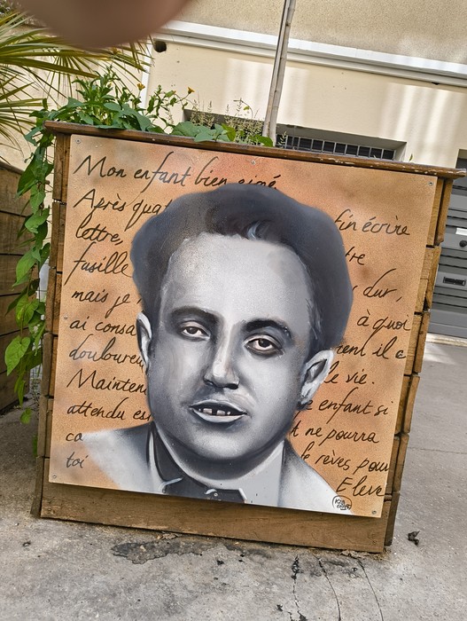 Murales commemorativo di un membro del Gruppo Manouchian, simbolo di resistenza e lotta contro il fascismo.