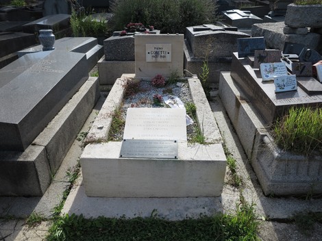 Sepolcro di Gobetti, luogo di commemorazione con lapidi e fiori, circondato da altri sepolcri curati.
