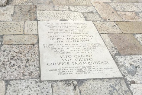 Lapide commemorativa alla resistenza, situata nella Camera del Lavoro di Bari Vecchia.