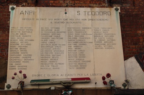 Lapide commemorativa dei caduti per la Libertà, San Teodoro, con nomi inciso in memoria dei defunti.