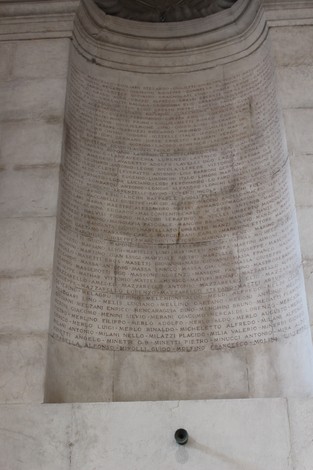 Vista interna del "Sacrario del Ponte Monumentale", con inscriptioni commemorative sui muri.