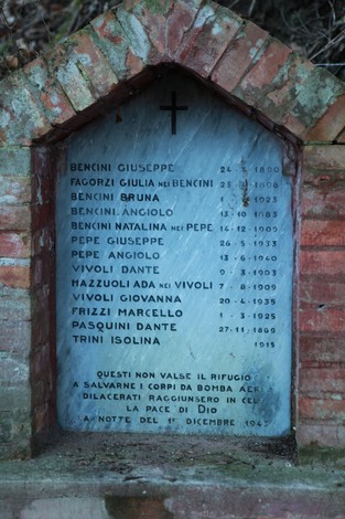 Monumento dedicato alle vittime del bombardamento, con i nomi dei caduti evocati su una lapide commemorativa.