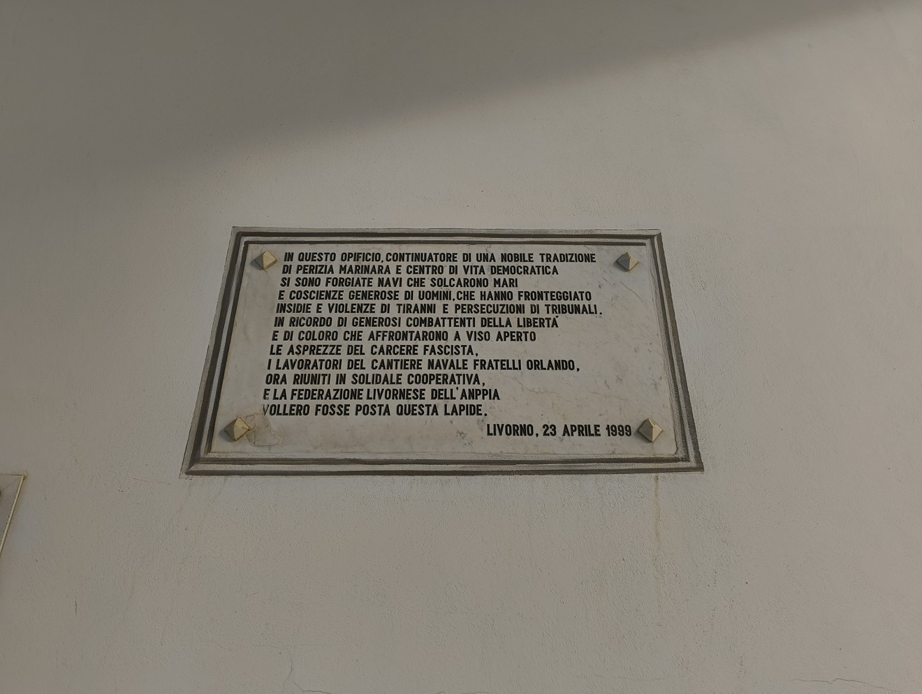 Lapide commemorativa dedicata ai combattenti della Libertà nei cantieri navali di Livorno.