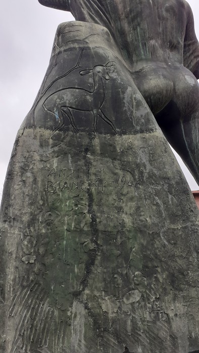 Monumento al Partigiano: scultura che celebra la resistenza e la lotta per la libertà in Italia.