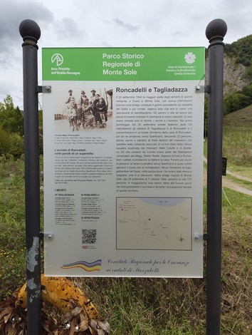 Lastra informativa sul sito degli "eccidi di Roncadelli", parte del Parco Storico Regionale di Monte Sole.