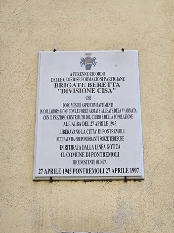 Lapide commemorativa della Divisione "Cisa" nel comune di Pontremoli, dedicata ai partigiani.
