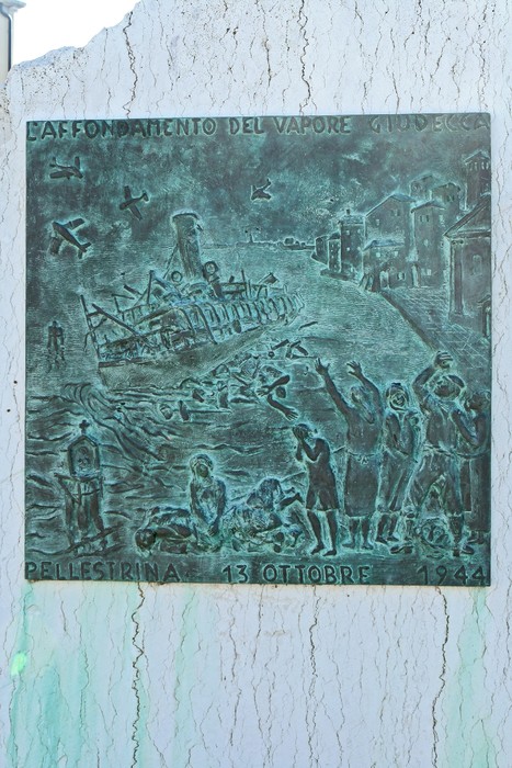 Monumento commemorativo dell'affondamento del Giudecca, con scene di naufragio e ricordi storici.