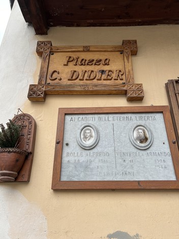 Lapide commemorativa a Rolle e Ventrella, situata in Piazza C. Didier. Riconoscimento ai caduti per la libertà.