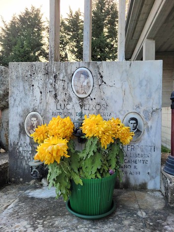 Sacrario dei Partigiani di Regnano, monumento con fiori dedicato ai patrioti locali.