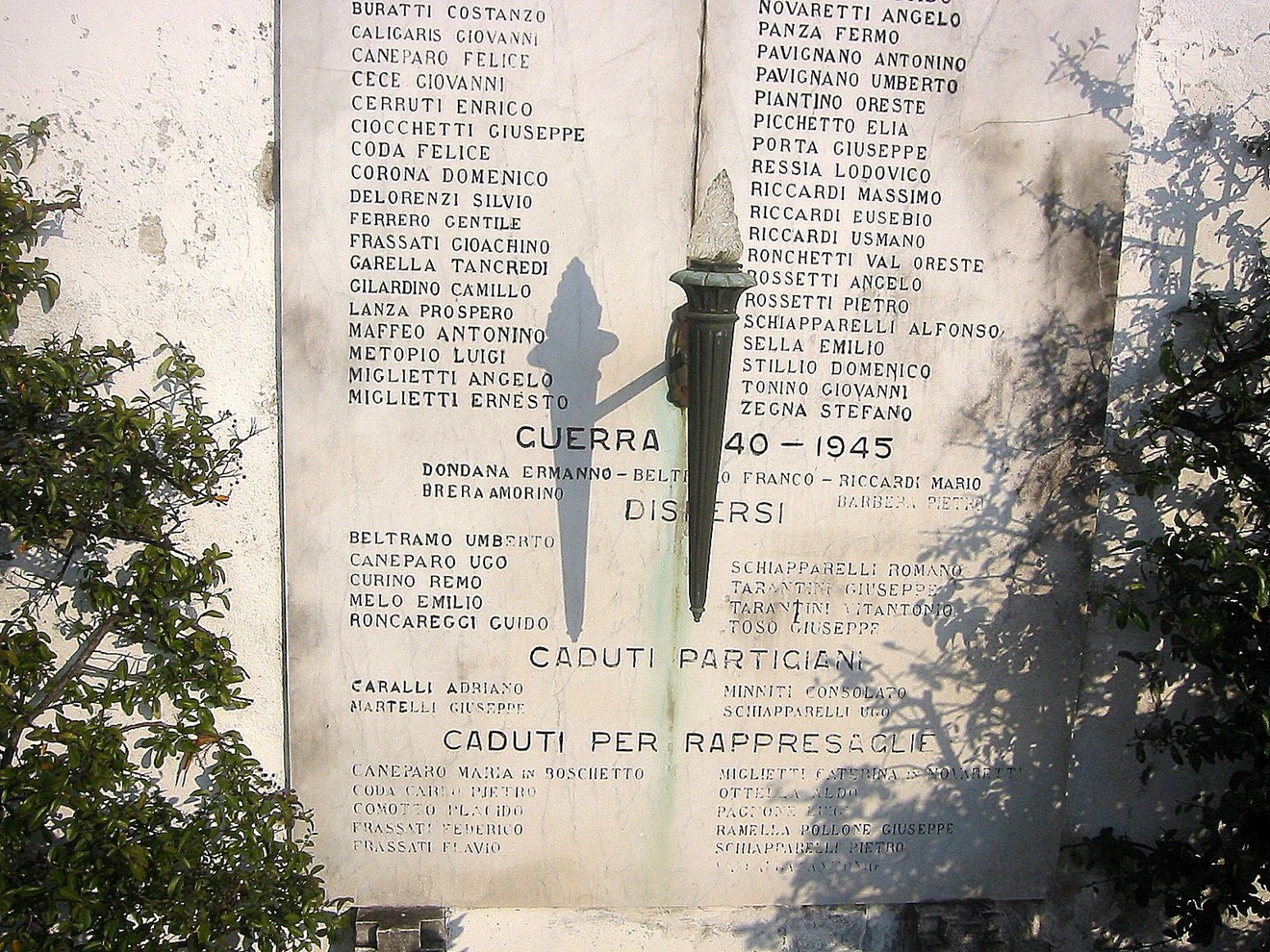 Lapide commemorativa dedicata ai caduti di Occhieppo Inferiore, in memoria dei partigiani e delle vittime della guerra.