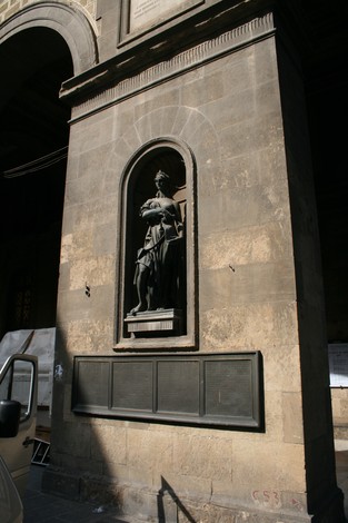 Monumento ai caduti postelegrafonici, una scultura in ricordo dei servitori della posta e telecomunicazioni.