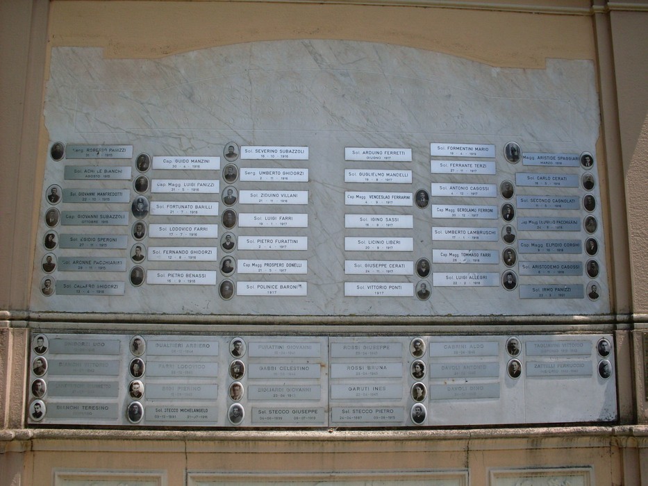 Monumento ai Caduti di Santa Vittoria, dedicato alla memoria dei soldati onorati con targhe commemorative.