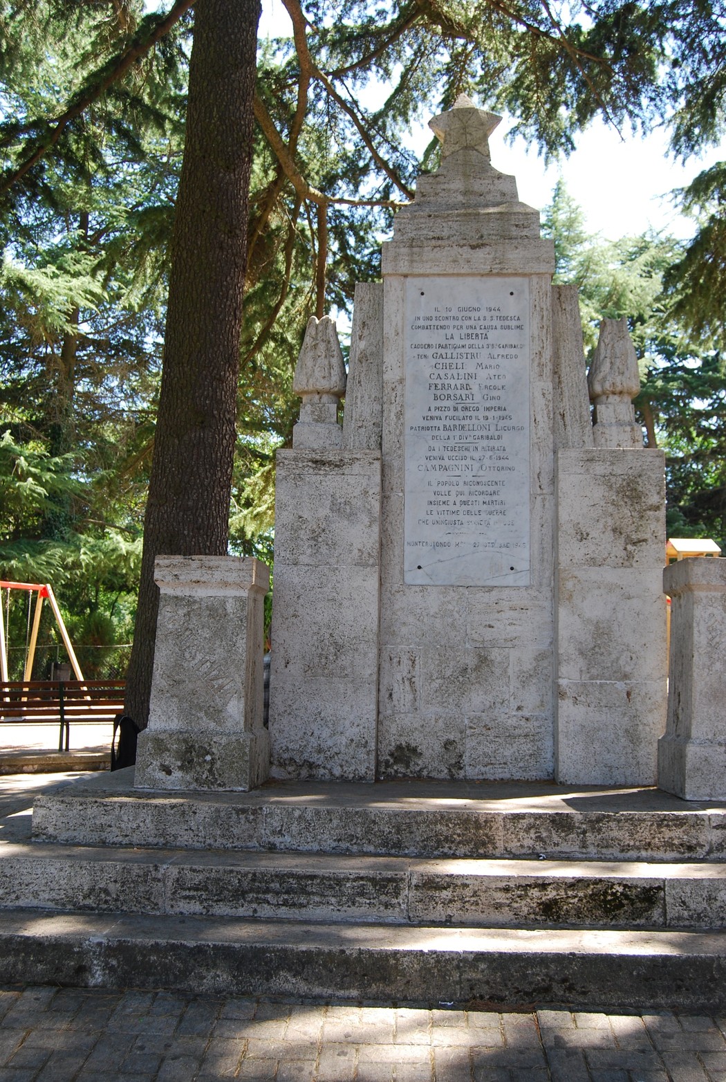 Monumento ai caduti, dedicato alla memoria dei soldati, immerso in un'area verde e rilassante.