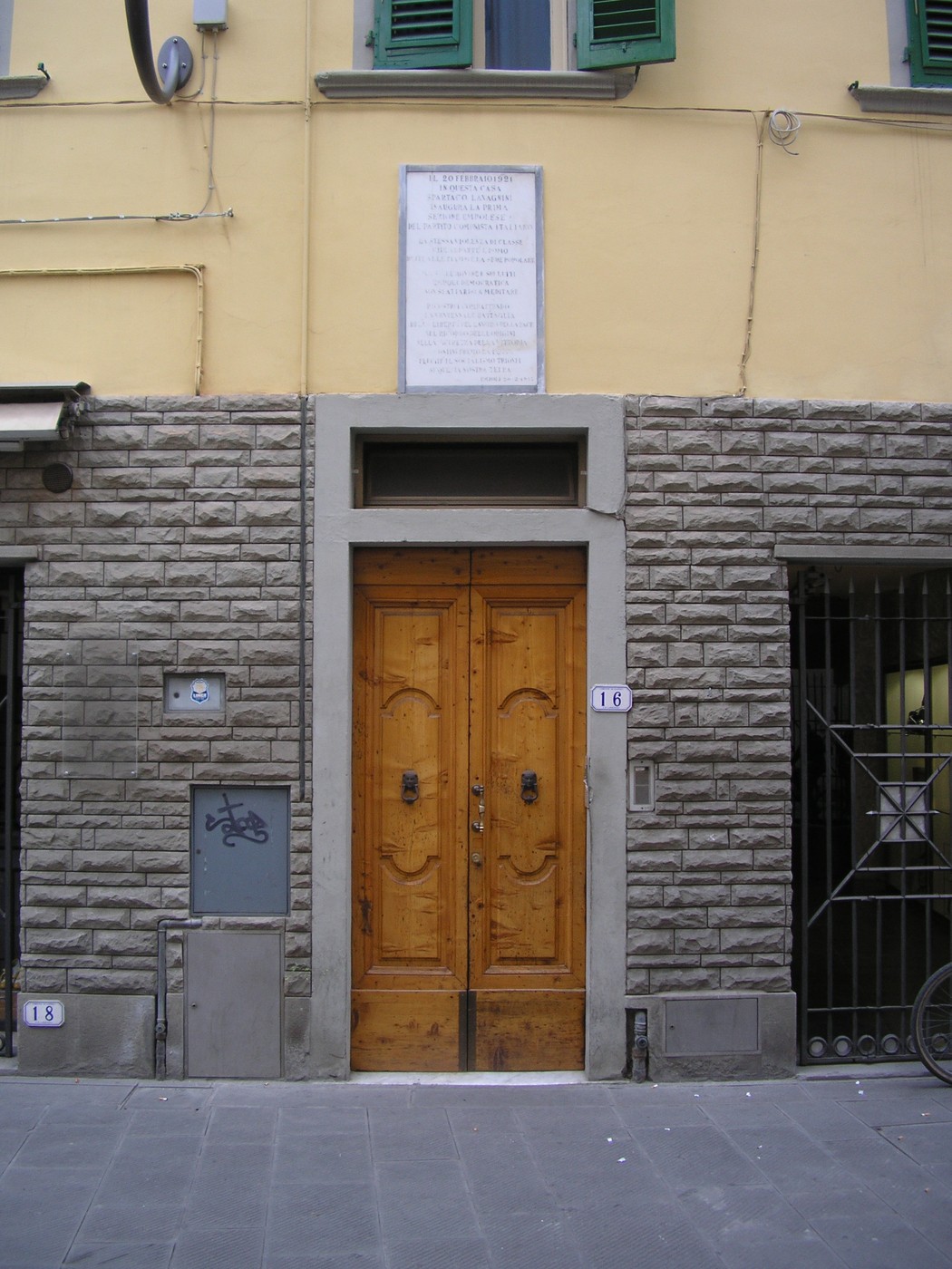 Lapide commemorativa su edificio a Lavagnini, evidenziando un evento storico significativo.