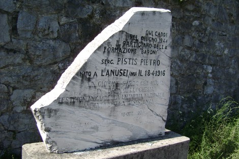 Monumento dedicato a Pistis Pietro, in memoria dei valori della formazione Baroni e della resistenza.