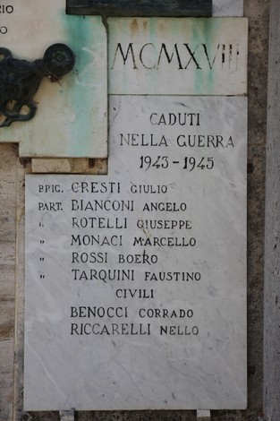 Monumento ai Caduti di Petroio, dedicato ai guerrafondatori del 1943-1945, realizzato in marmo.