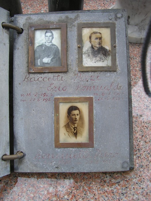 Sepolcro dei caduti di Pian d'Albero, con fotografie dedicate alla memoria dei soldati.