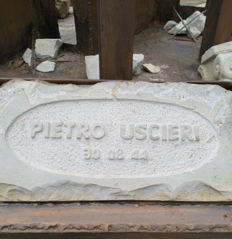 Monumento commemorativo dedicato a Uscieri e alla distruzione di Borgo alla Collina.