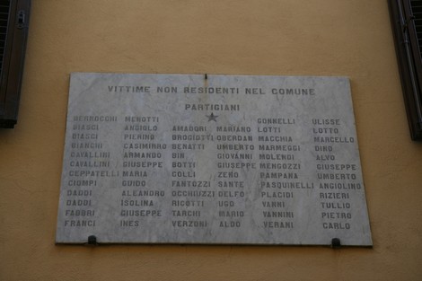 Lapide commemorativa che ricorda i caduti non residenti nel comune, elenco di partigiani.