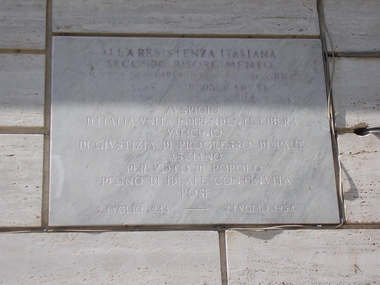 Lapide commemorativa dedicata alla Resistenza Italiana, affissa al municipio.