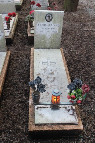 Tombe perpetue dedicate ai caduti per la Libertà, con fiori e lumini commemorativi.