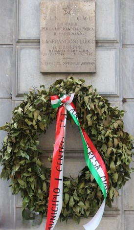 Lapide commemorativa dedicata a Lanfranconi, con una corona di alloro e nastri tricolori.