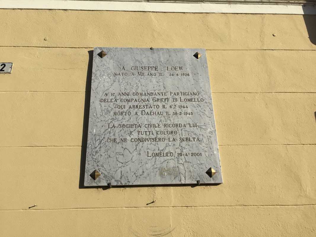 Lapide commemorativa a Giuseppe Loew, partigiano arrestato e deportato a Dachau. Lomello, 2001.