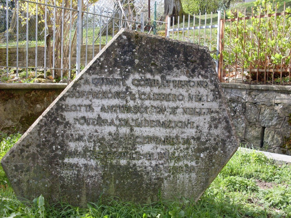 Monumento ai Caduti della Liberazione di Cervarezza, dedicato alla memoria dei combattenti per la libertà.