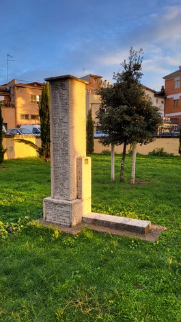 Monumento ai caduti civili, commemorazione di coloro che hanno perso la vita in circostanze tragiche.