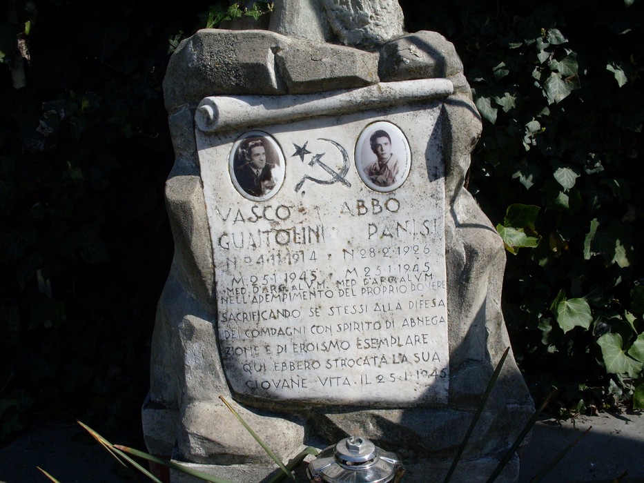 Cippo commemorativo dedicato a Guaitolini e Panisi, con foto e testi commemorativi.