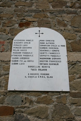 Lapide commemorativa dei caduti di Olmo, dedicata ai cittadini che hanno sacrificato la loro vita.