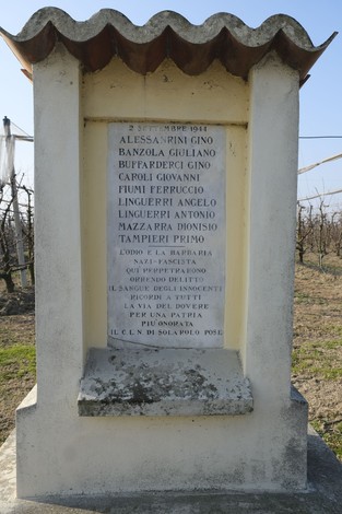Lapide commemorativa dell'eccidio di Felisio, con nomi di vittime di eventi storici.