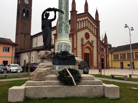 Monumento ai caduti di Sannazzaro De' Burgondi, consacrato alla memoria dei giovani sacrificati in guerra.