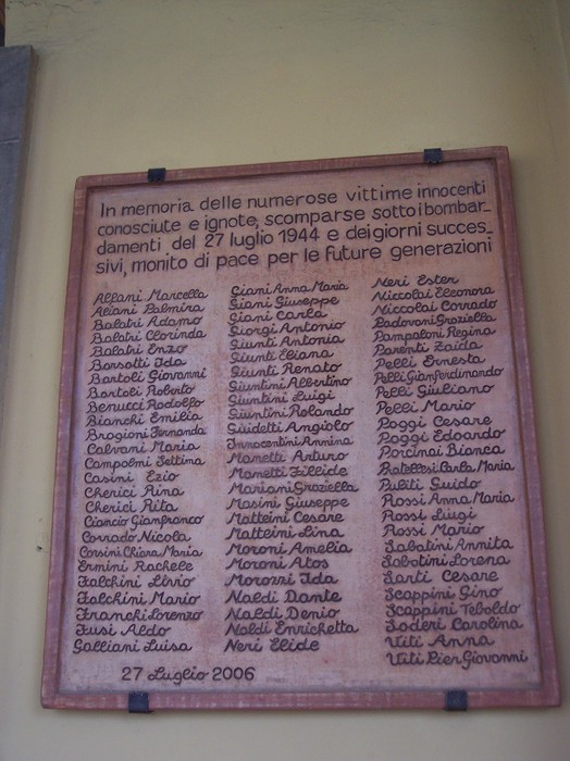 Lapide commemorativa dedicata alle vittime dei bombardamenti del 27 luglio 1944. Memoriale di pace per le generazioni future.