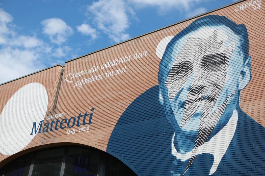 Murale colorato su muro, ritrae un volto stilizzato con sfondi geometrici, dedicato a Matteotti.